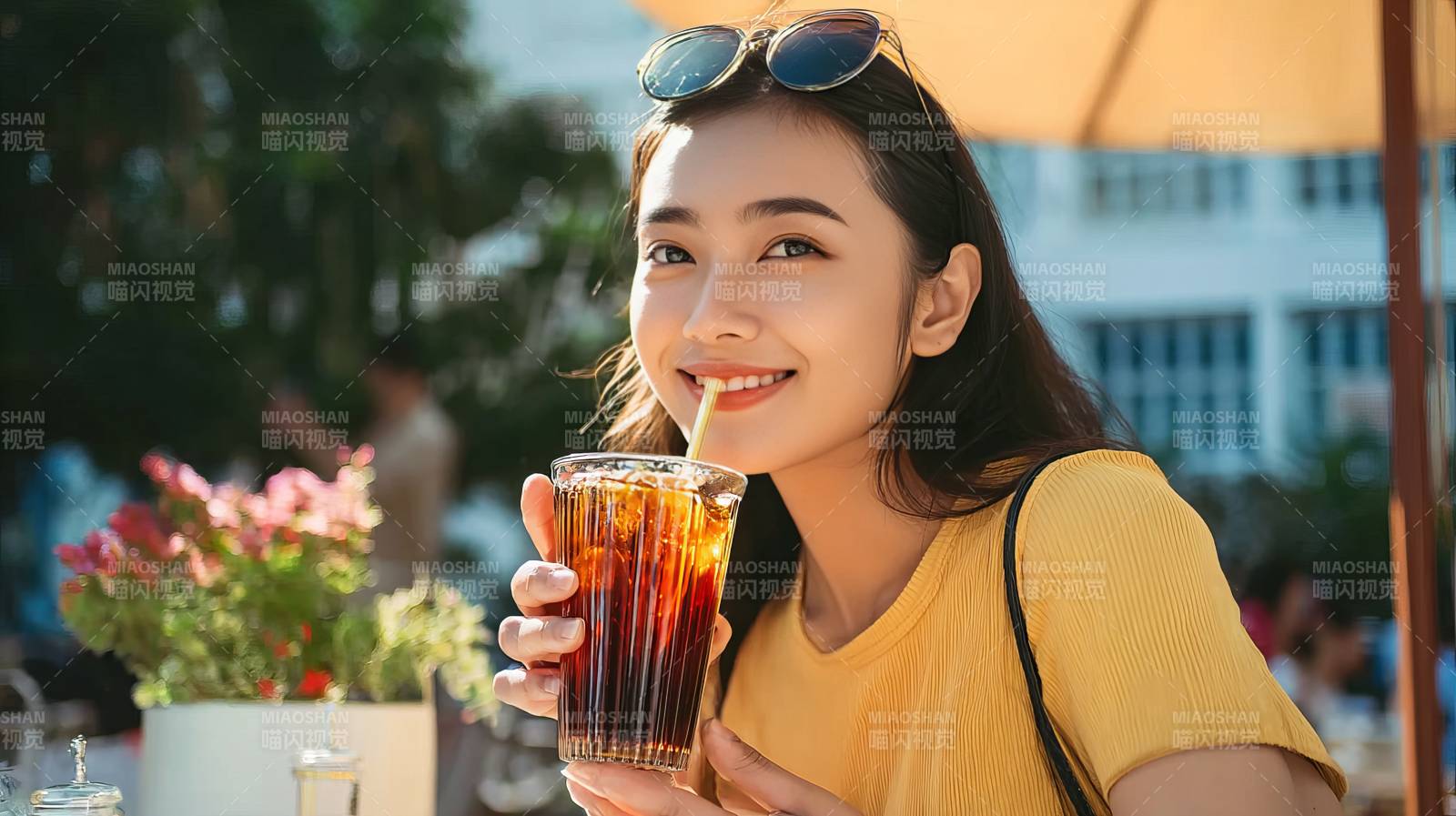 夏日微笑饮冰茶图片