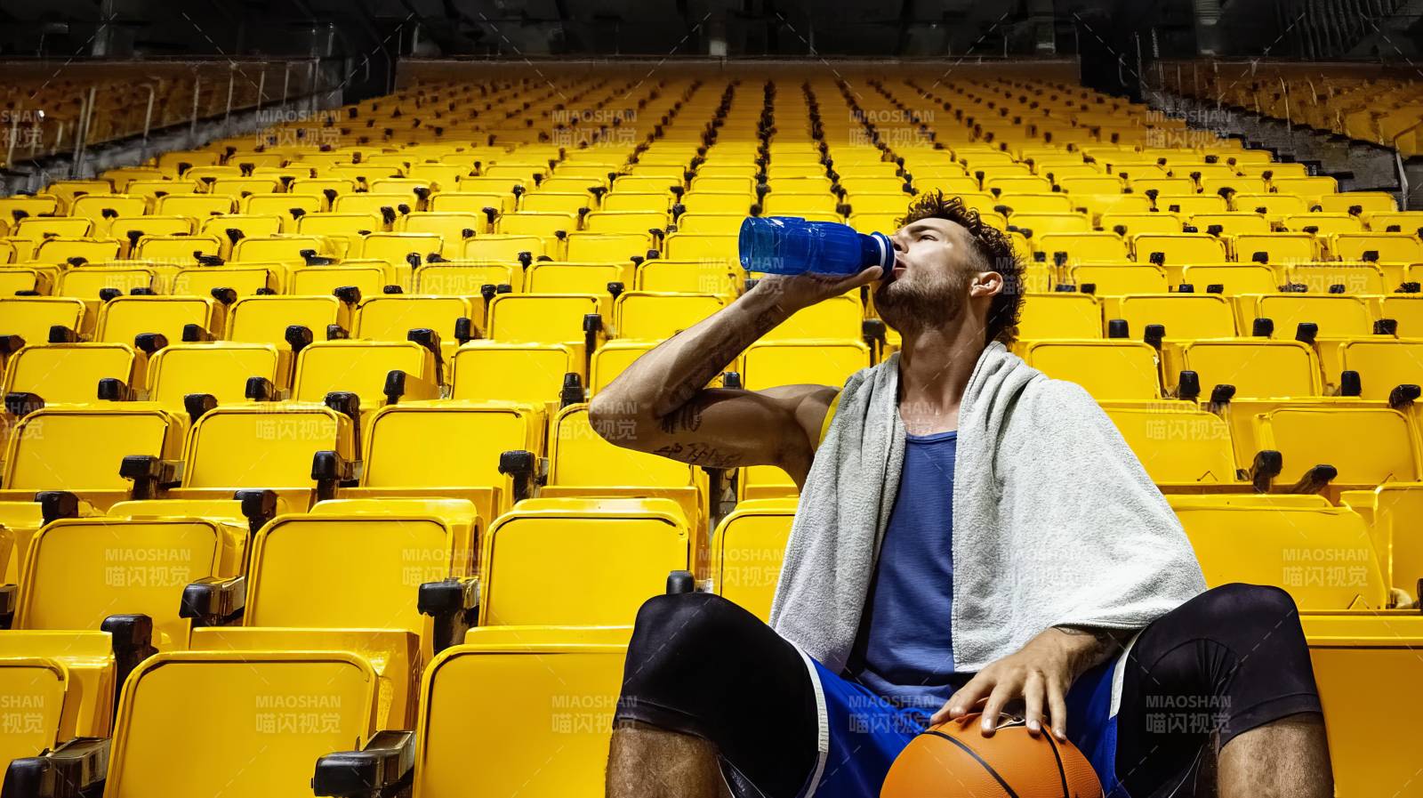 篮球运动员场边补水图片