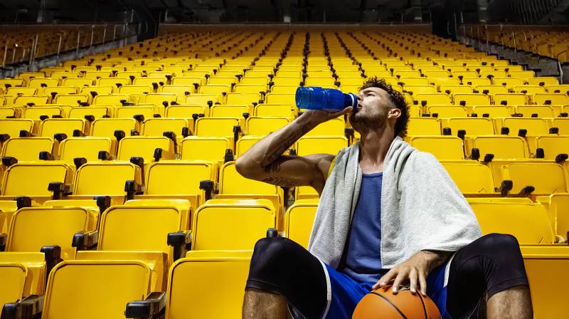 篮球运动员场边补水图片