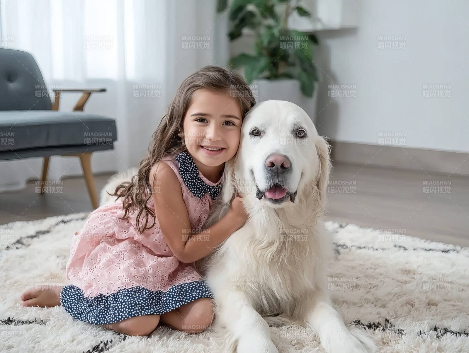 小女孩与金毛犬温馨相伴图片