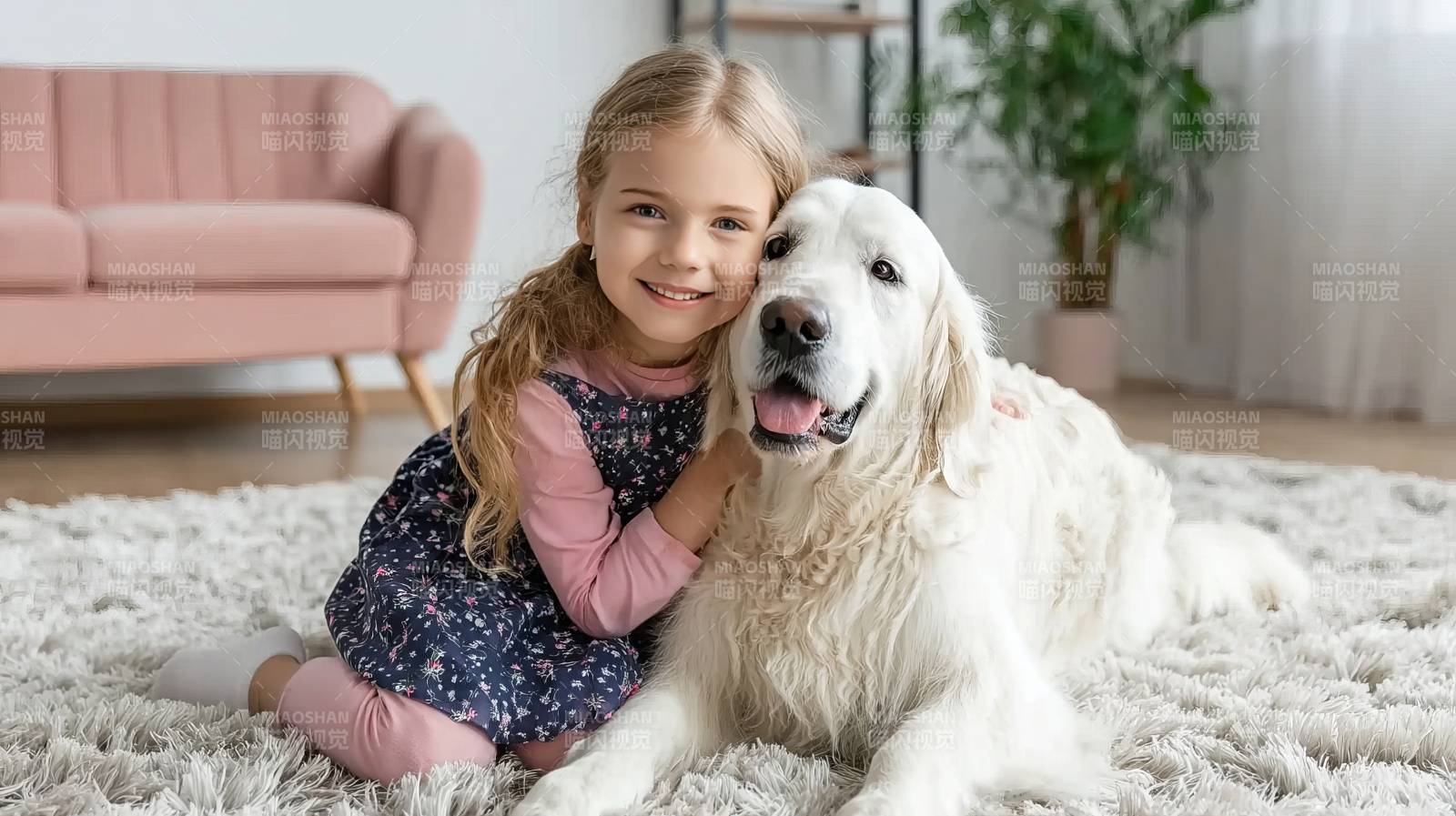 小女孩与金毛犬亲密合影图片