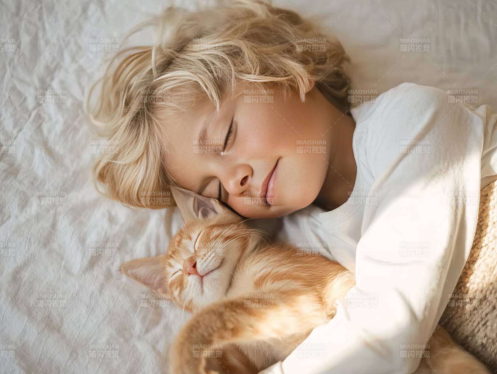 少女与猫共眠图片