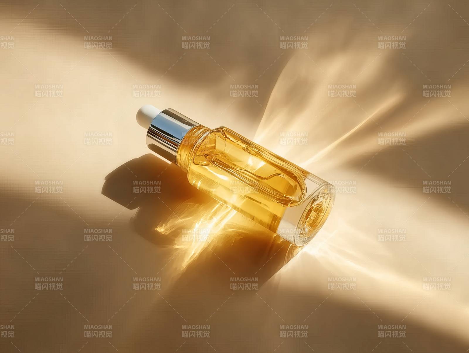 金色光影中的精华液图片