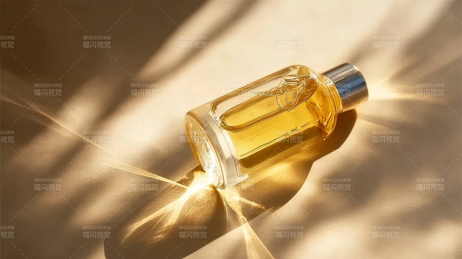 金色香水瓶光影图片
