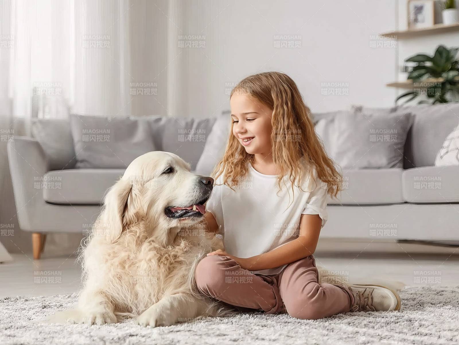 女孩与金毛犬共度时光图片