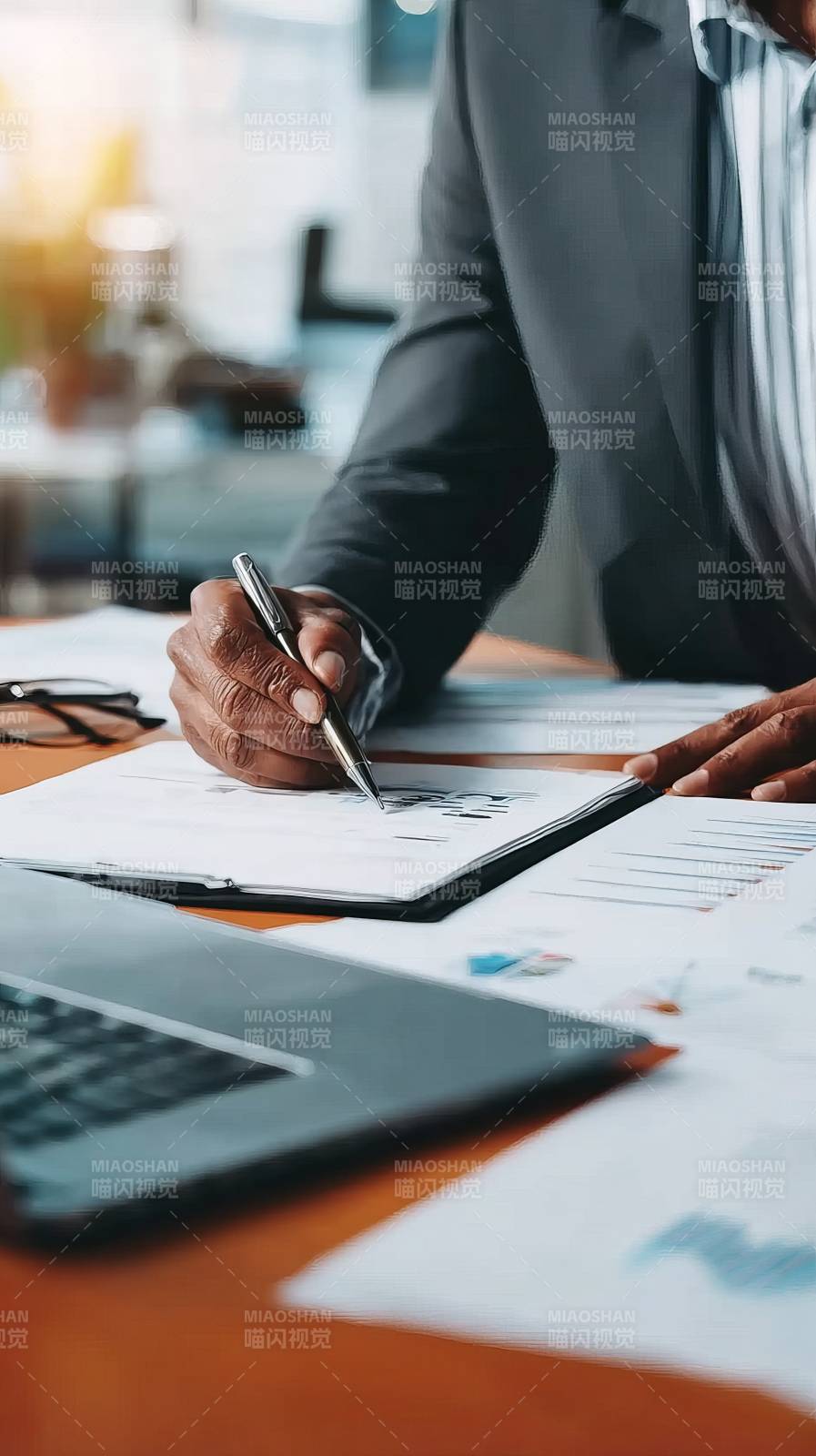 商务人士办公签字图片