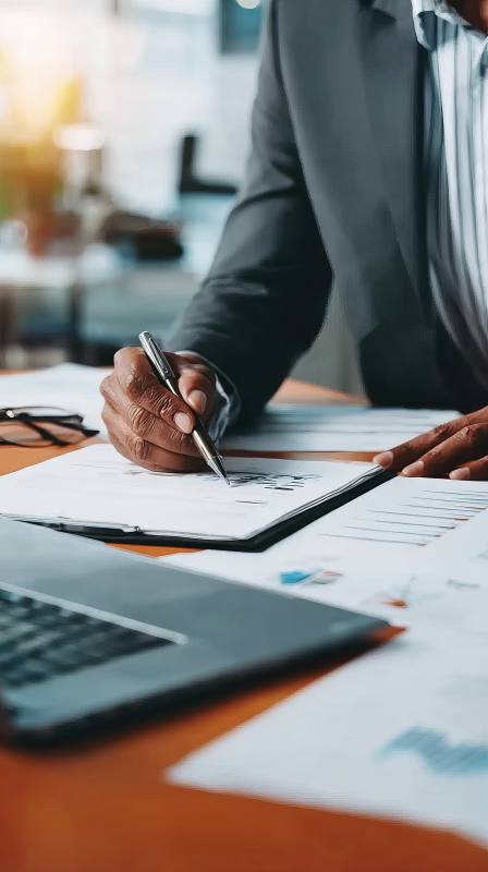 商务人士办公签字图片