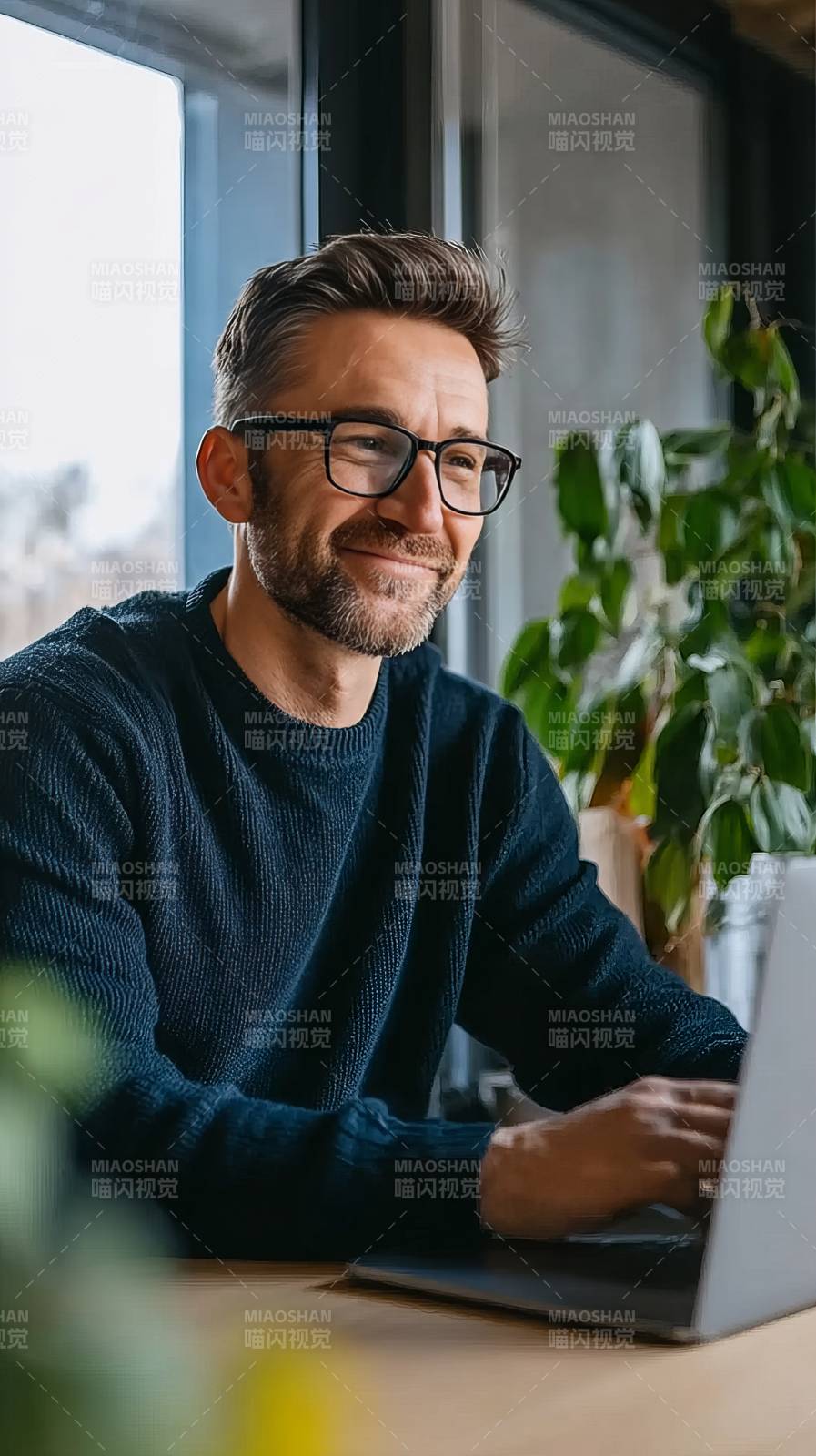 专注工作 微笑面对图片