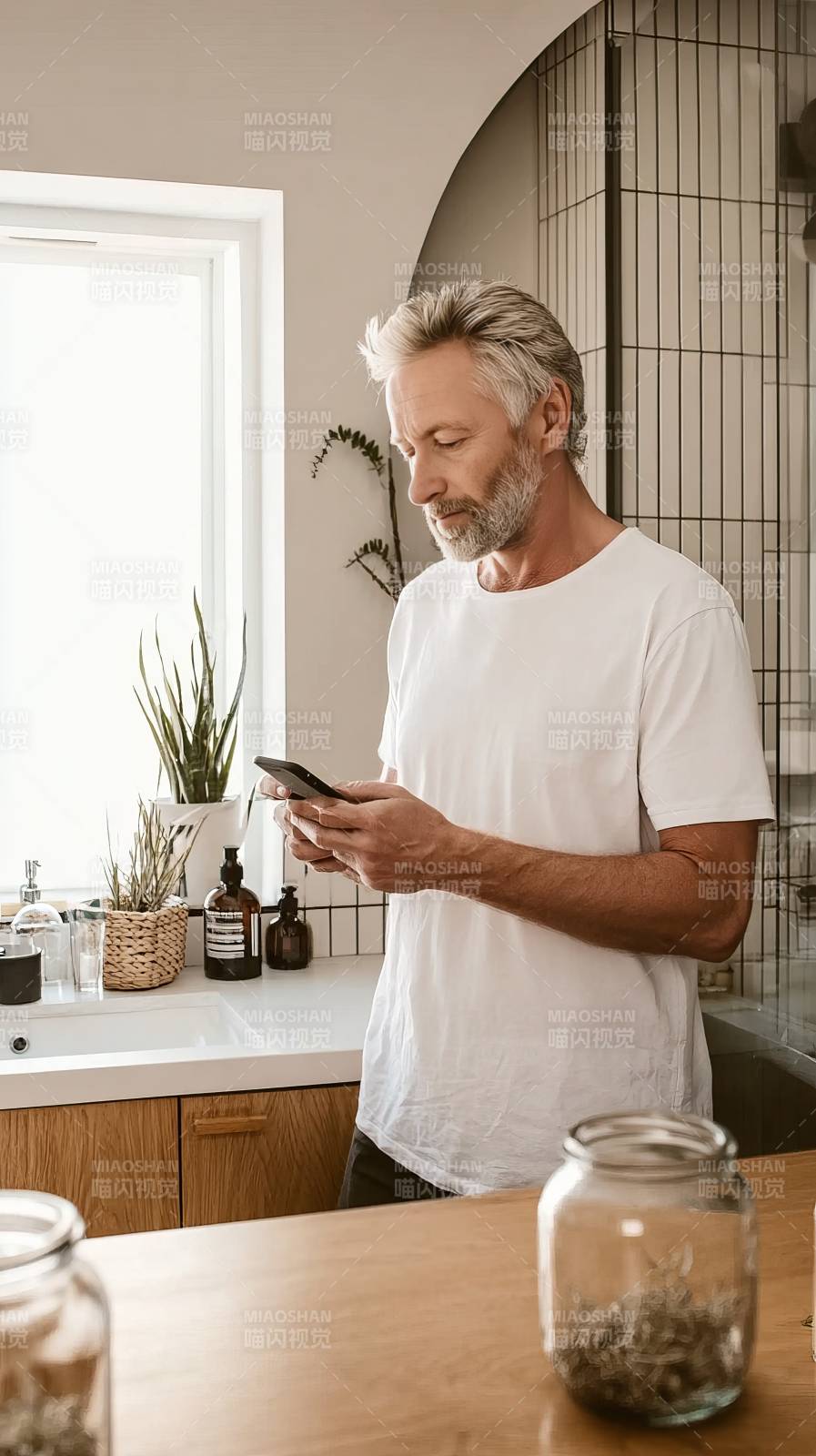 男士厨房看手机图片