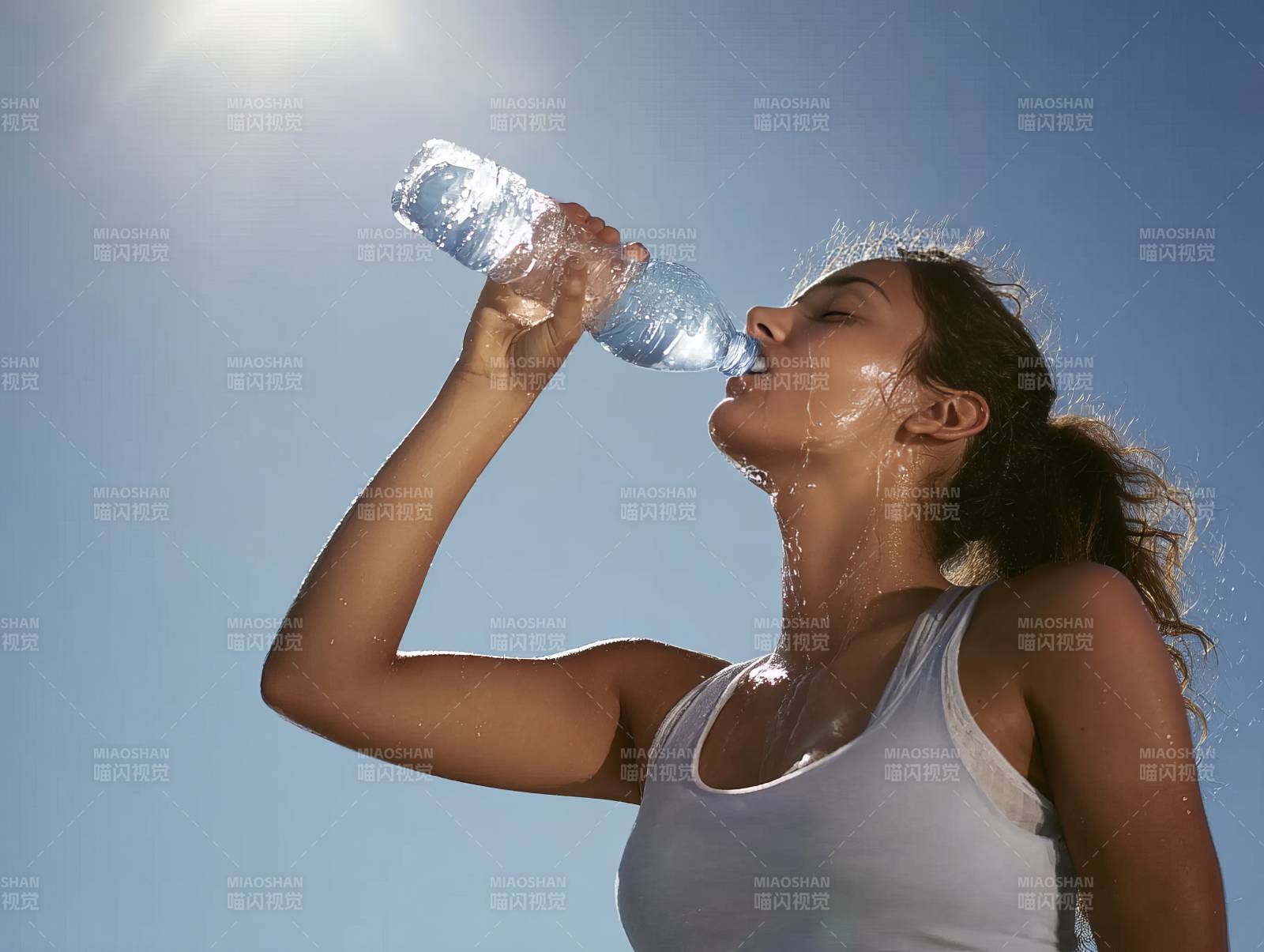 运动后畅饮清凉水图片