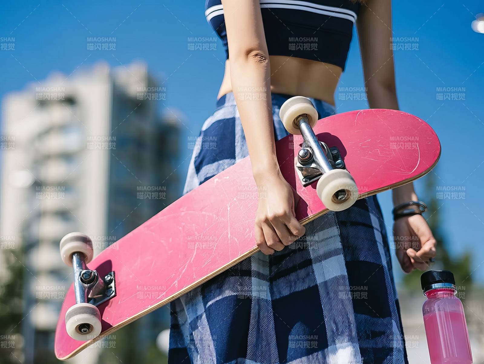 粉色滑板少女图片