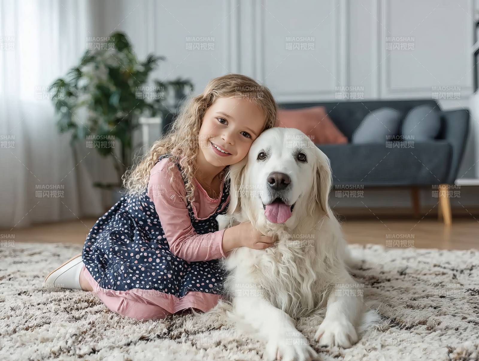 女孩与金毛犬温馨相伴图片