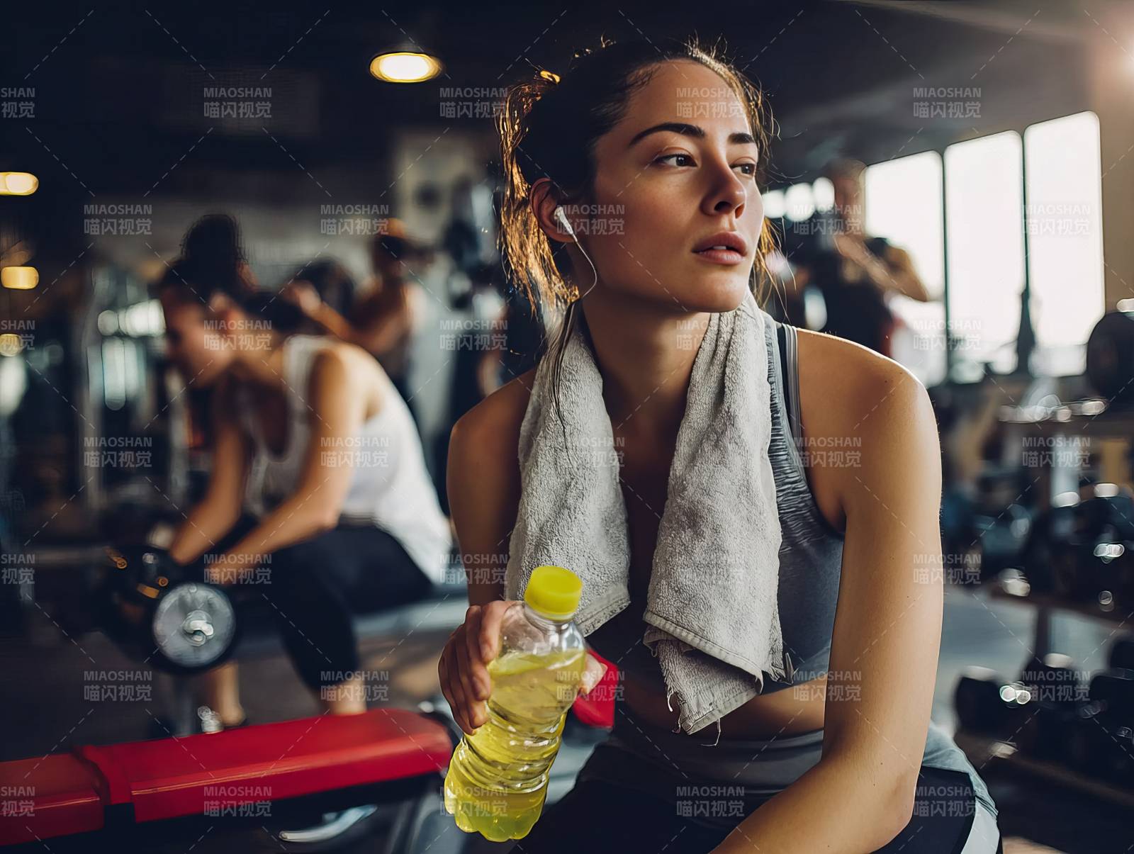 健身女子休息时刻图片