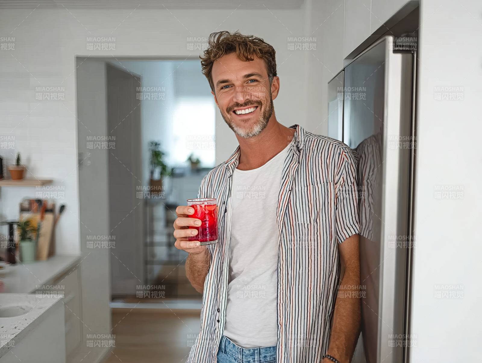 微笑男子手持饮品图片