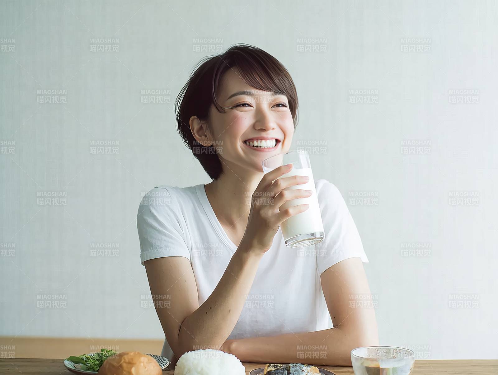 微笑饮奶 健康生活图片
