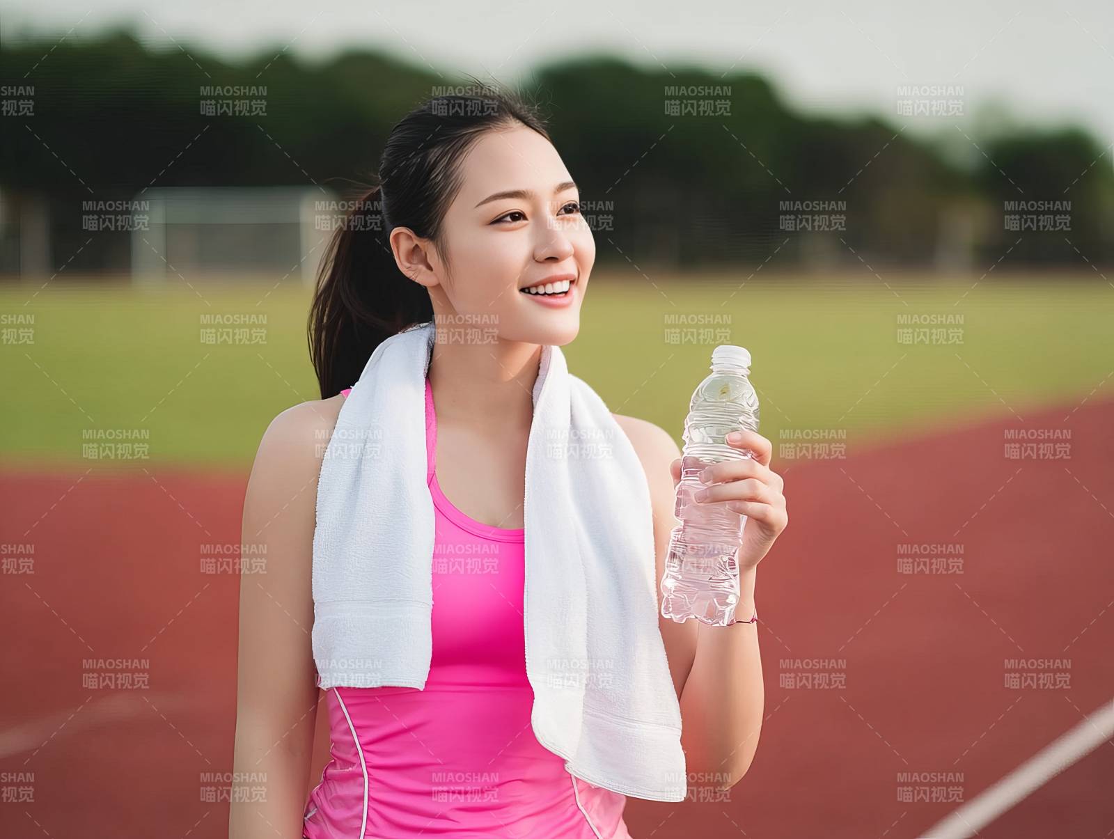 运动后补水微笑图片