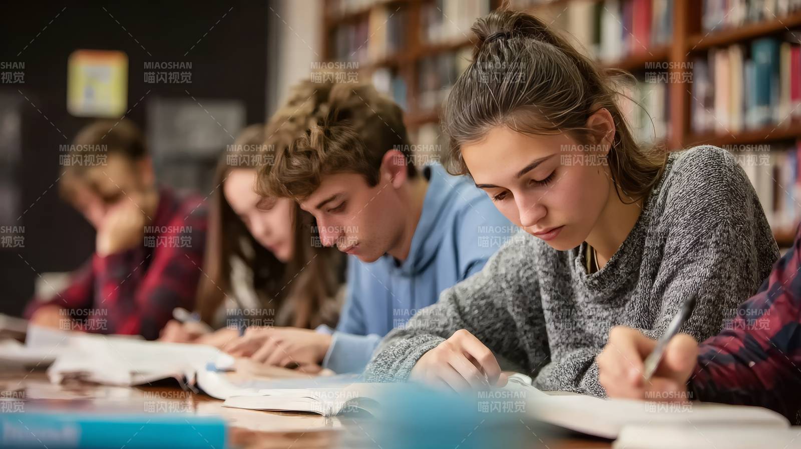 图书馆里专注学习图片