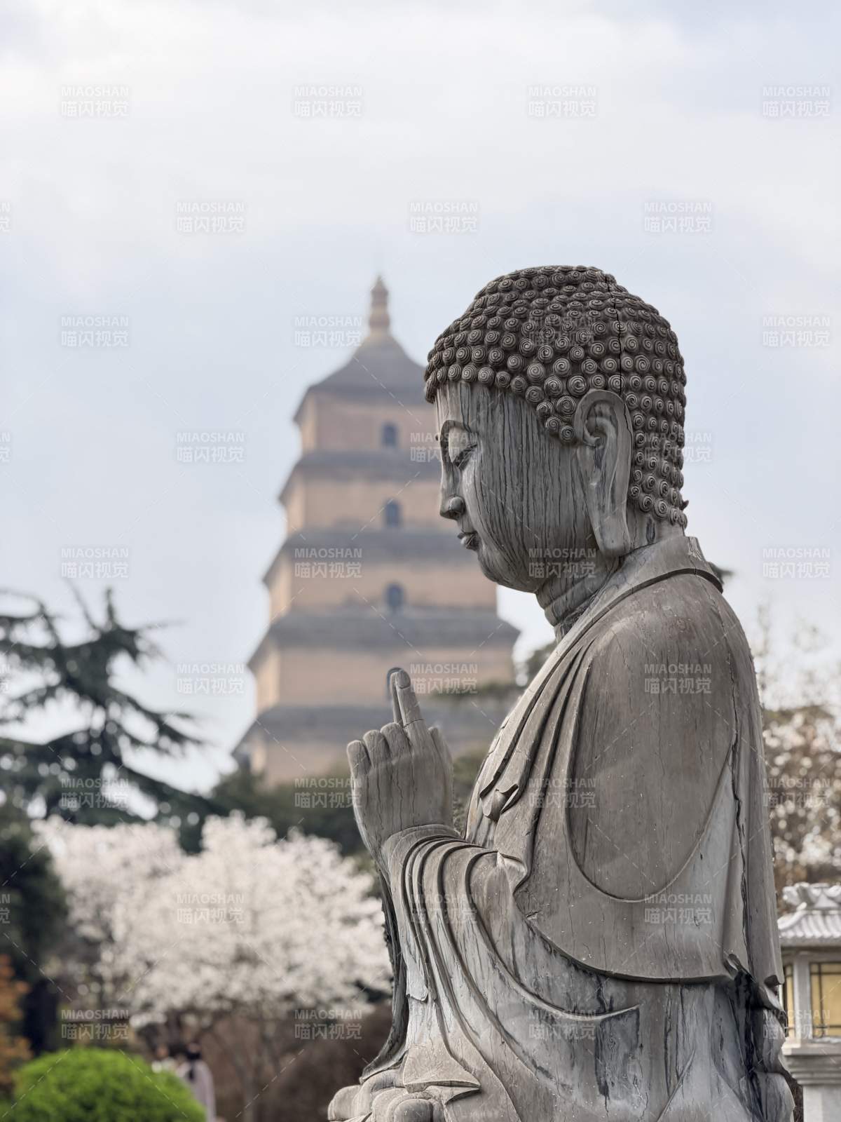 佛像前的古塔图片