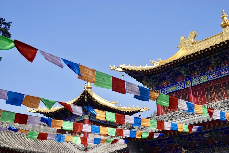 彩旗飘扬的寺庙图片