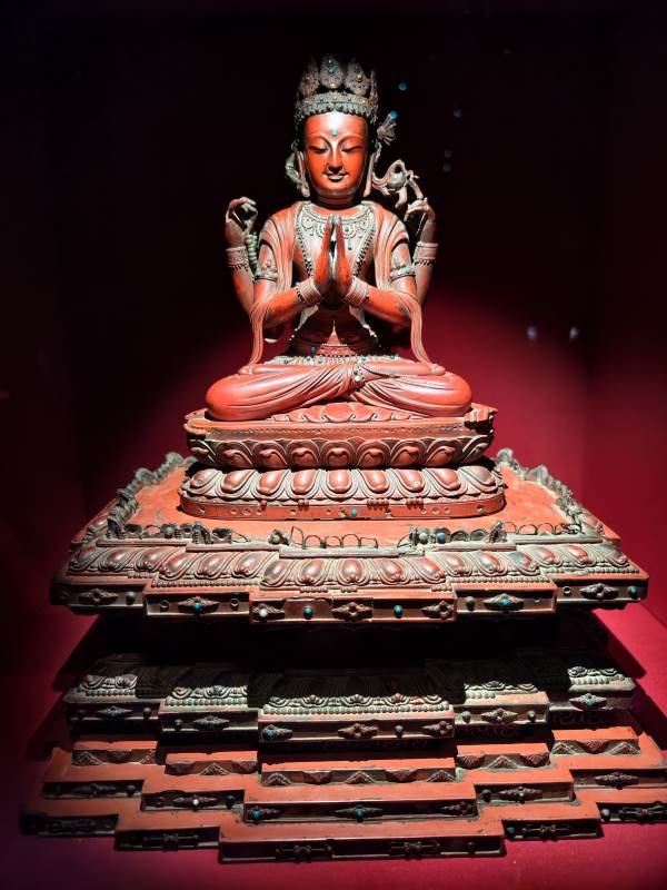 佛像静坐莲花座图片