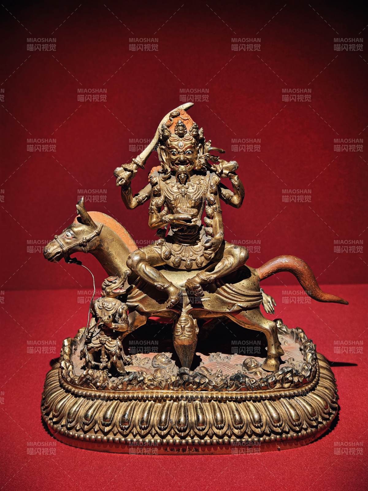 骑兽神像雕塑图片