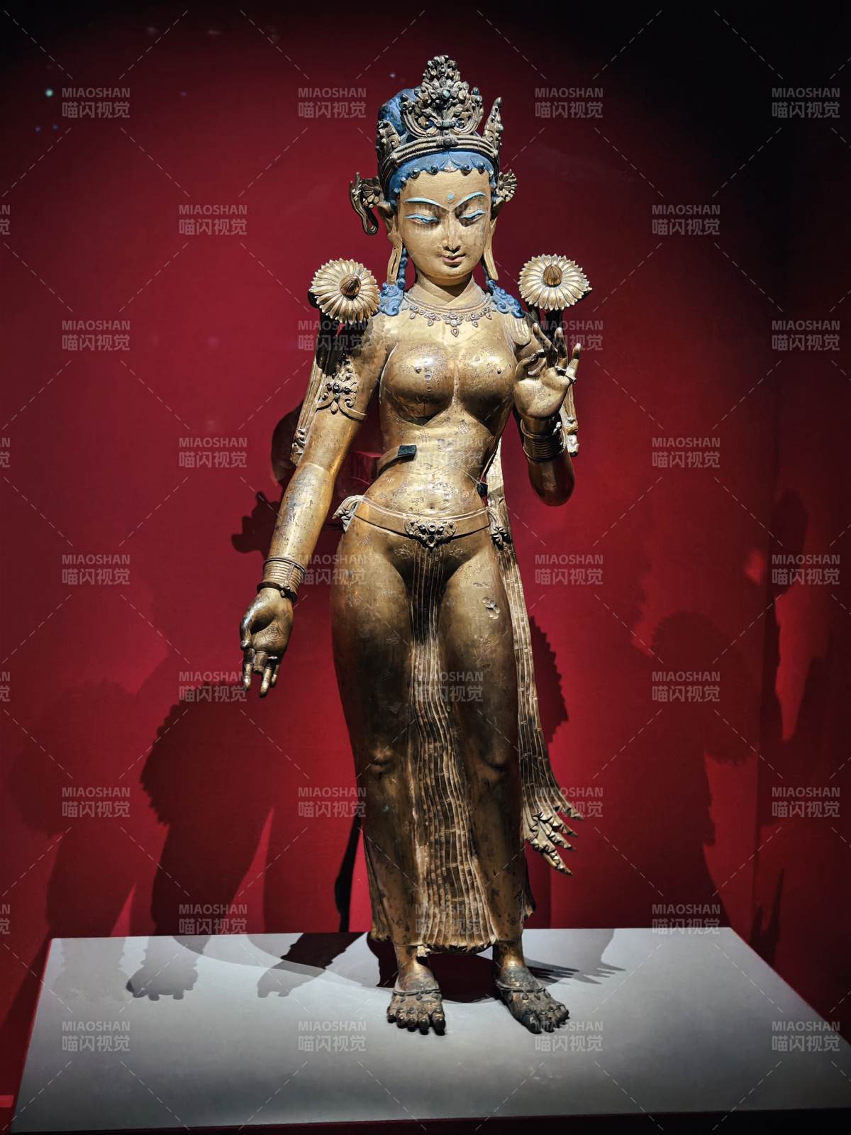 金色佛像展姿图片