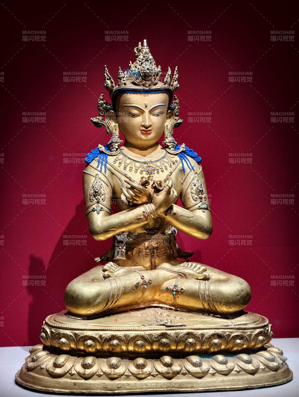 金佛静坐莲花座图片