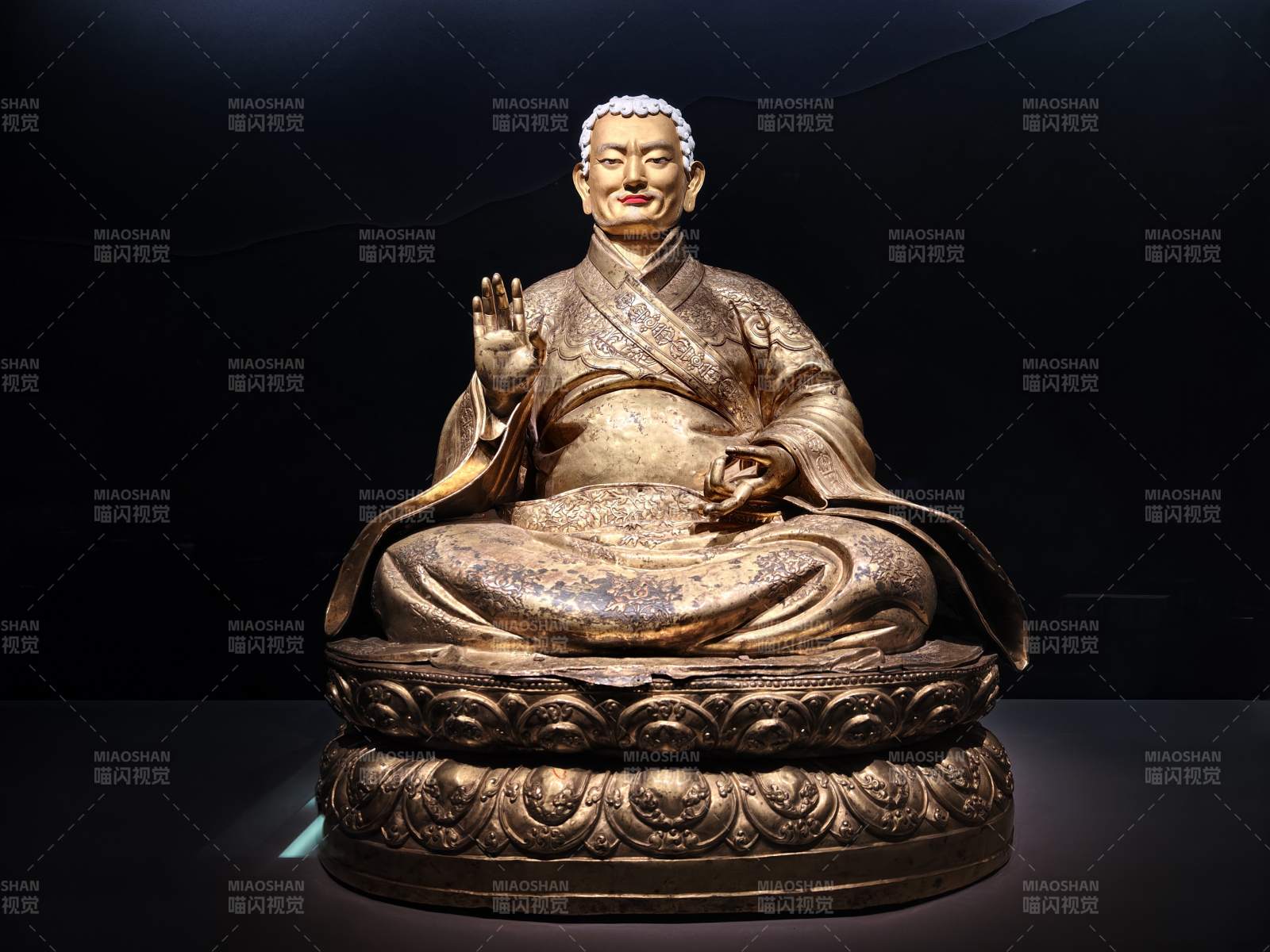 金佛静坐冥想图片