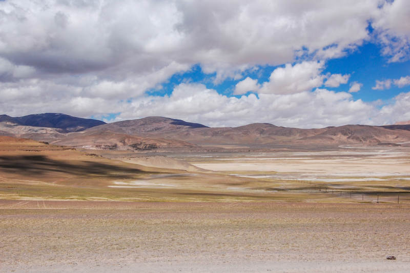 荒原辽阔云影飘图片