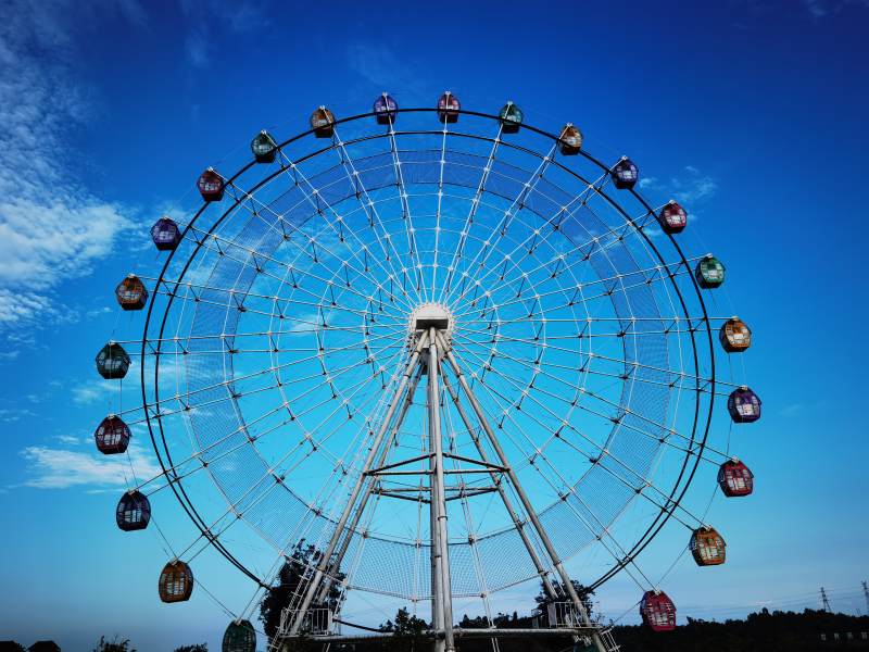 摩天轮仰望蓝天图片