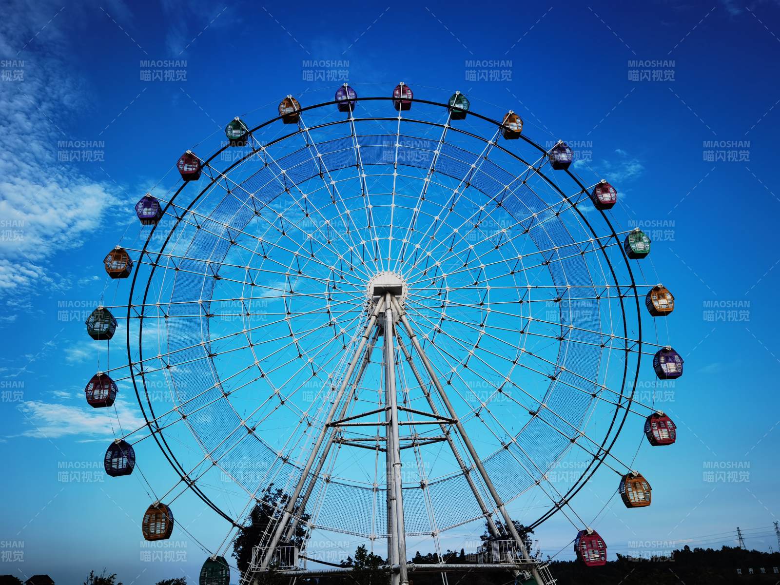 摩天轮仰望蓝天图片