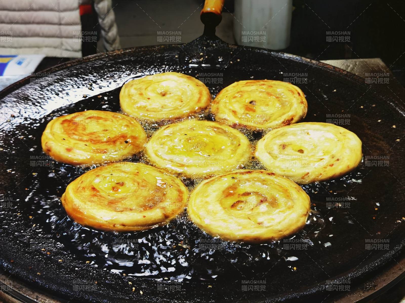 煎饼正在翻炒图片