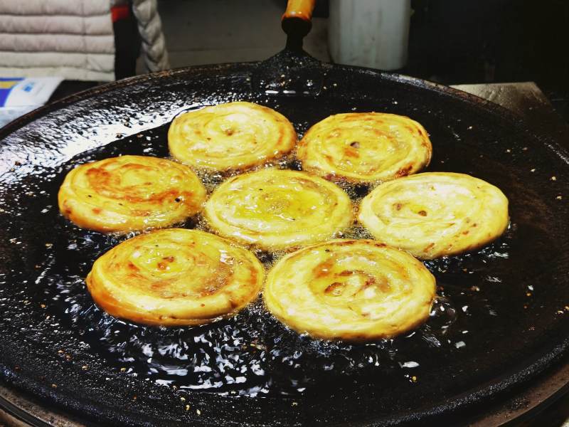 煎饼正在翻炒图片