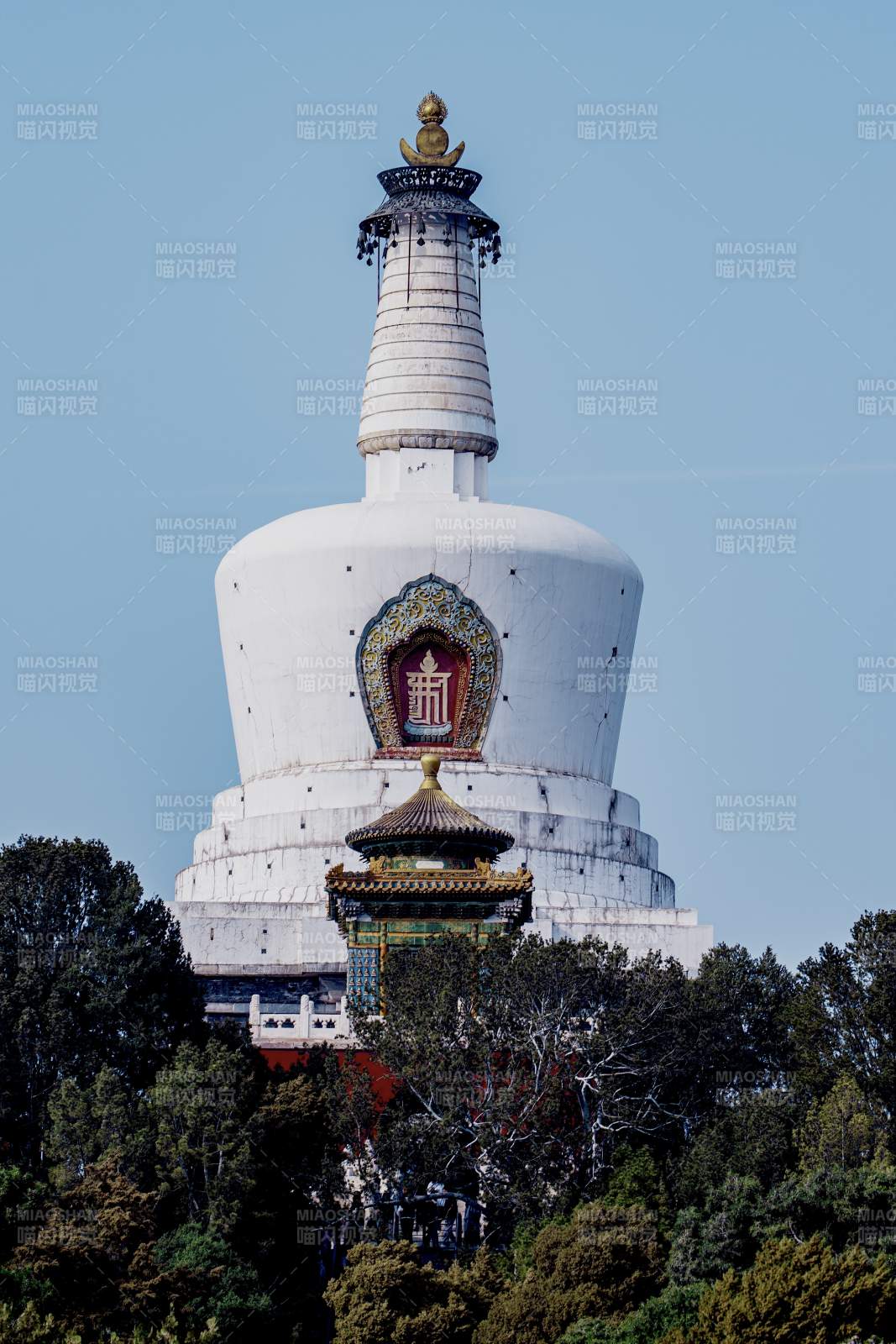 白塔巍然耸立图片