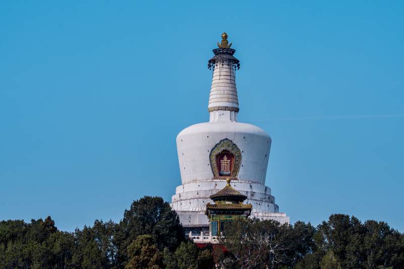 白塔映蓝天图片