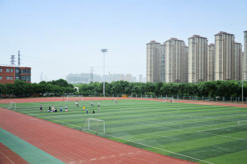 校园足球场全景图片