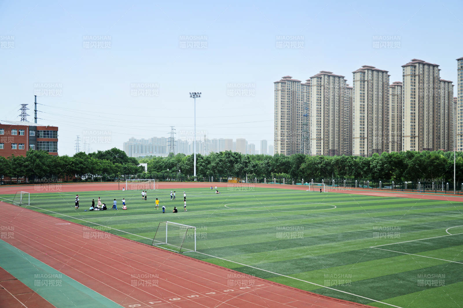 校园足球场全景图片