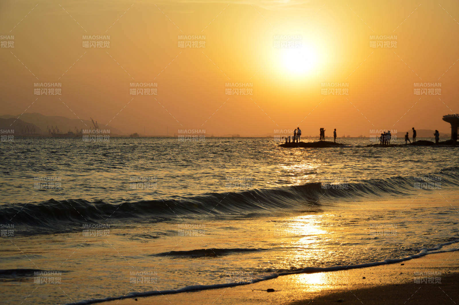 夕阳下的海滩剪影图片