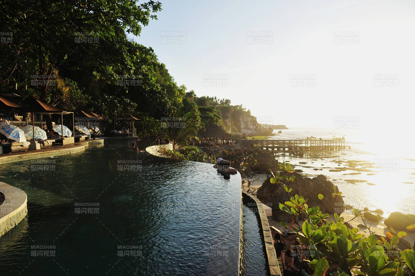 海滨泳池美景图片