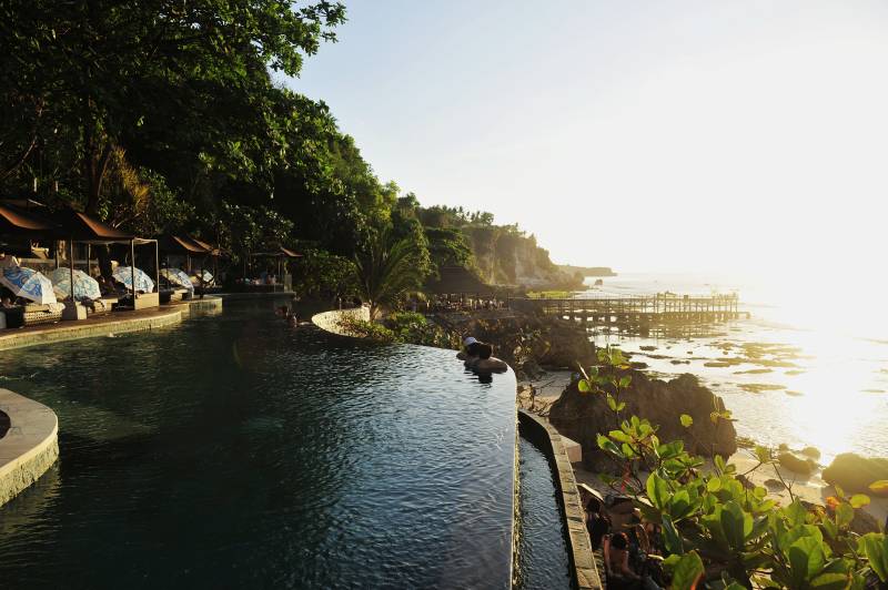 海滨泳池美景图片