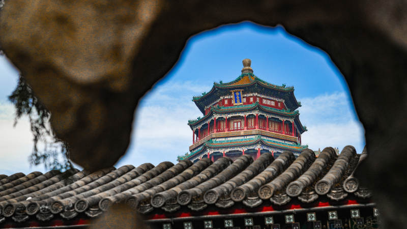 古塔映窗景图片