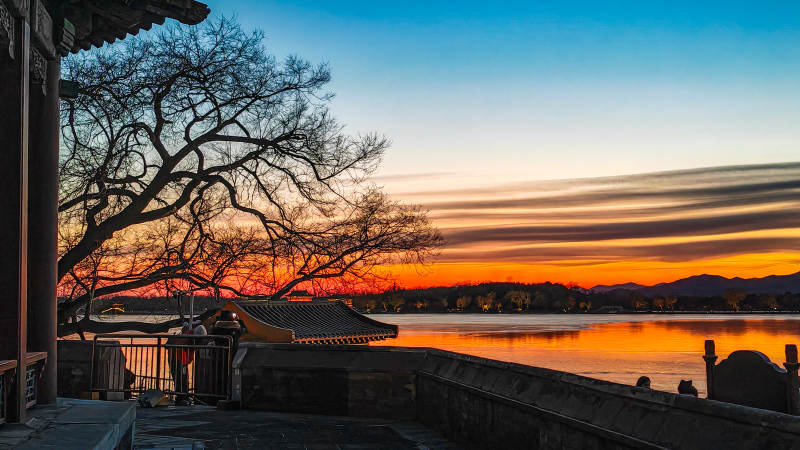 湖畔夕照美景图片