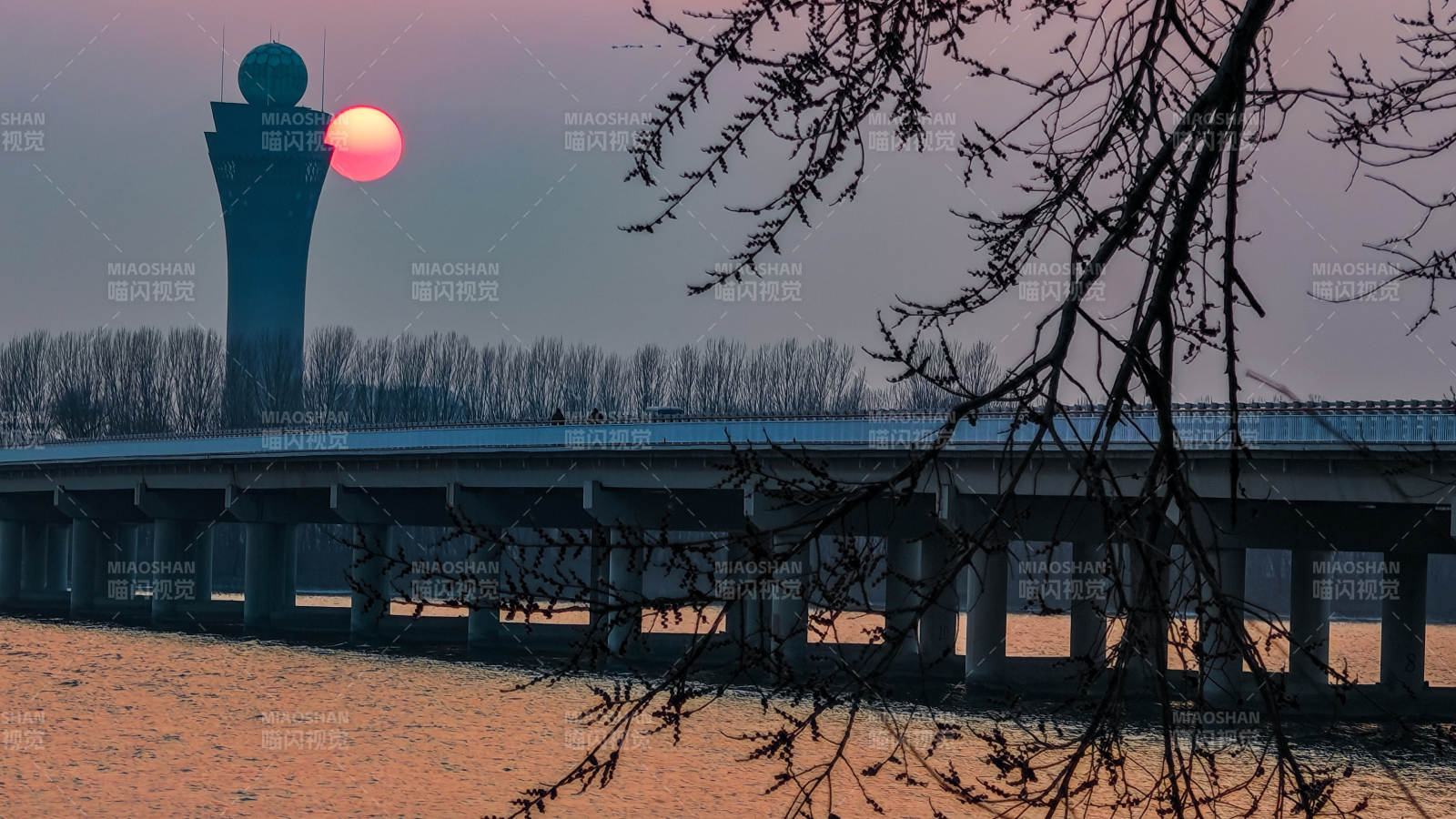 夕阳下的塔与桥图片