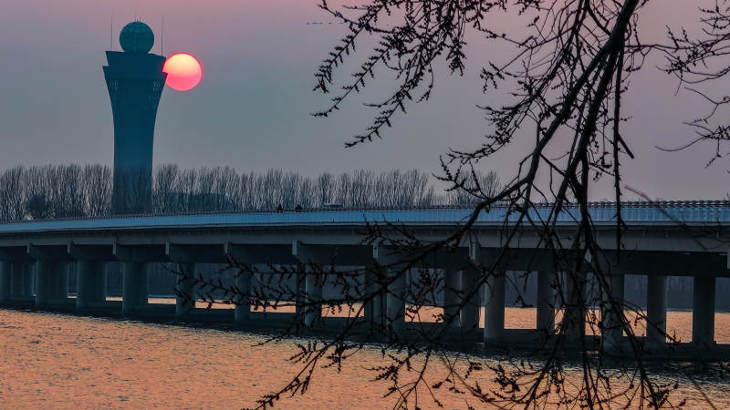 夕阳下的塔与桥图片