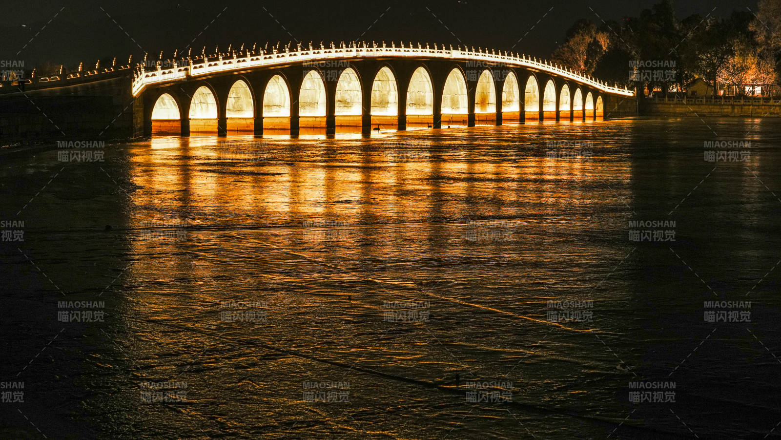 夜色拱桥倒影图片
