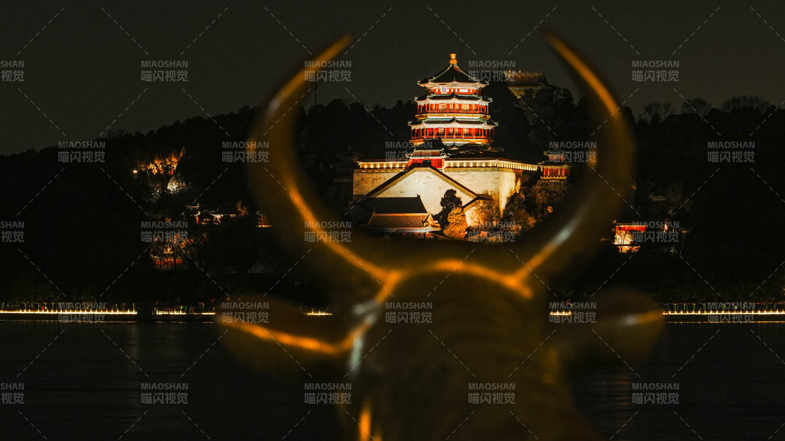 夜景古塔与鹿角图片