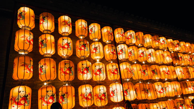 灯笼墙夜景图片