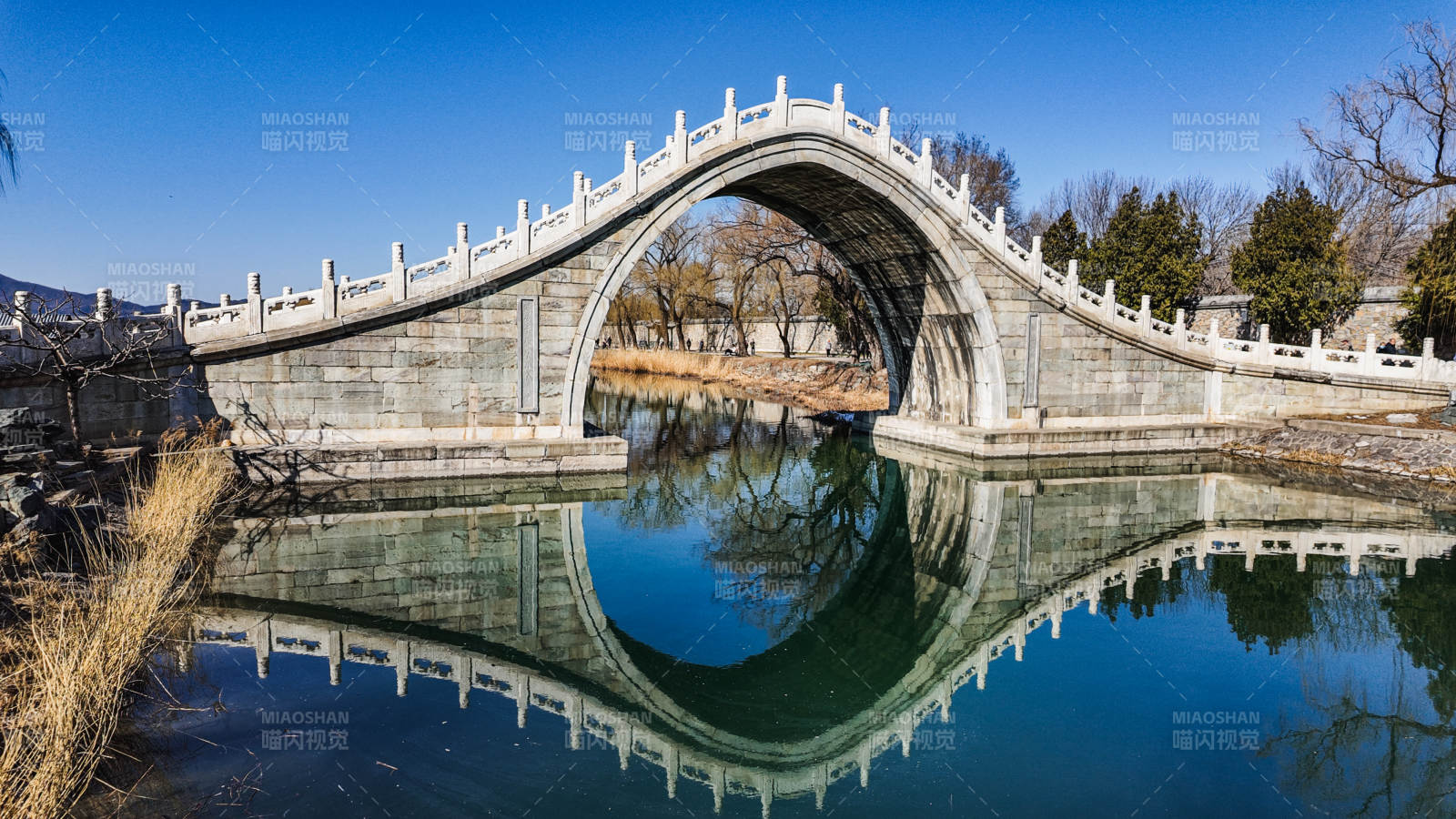 拱桥倒影静谧湖图片