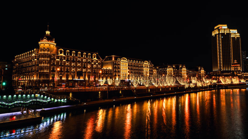 夜色中的城市河畔图片