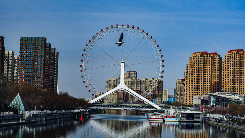 城市摩天轮倒影图片